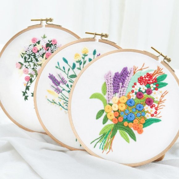 Christmas Flowers Bouquet Embroidery Kit, Beginner Floral Embroidery Hoop, DIY - Picture 2 of 2